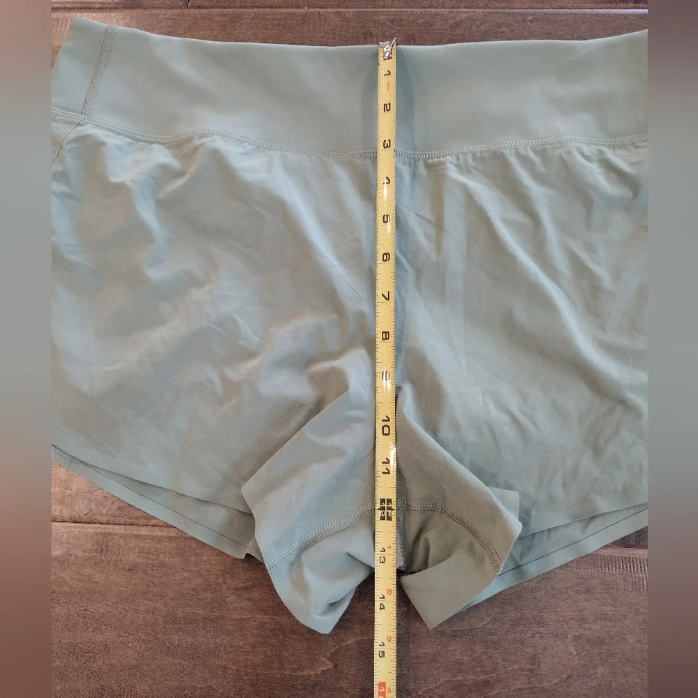 ATHLETA Women's green Run With It 3.5" shorts - XL - Picture 8 of 9